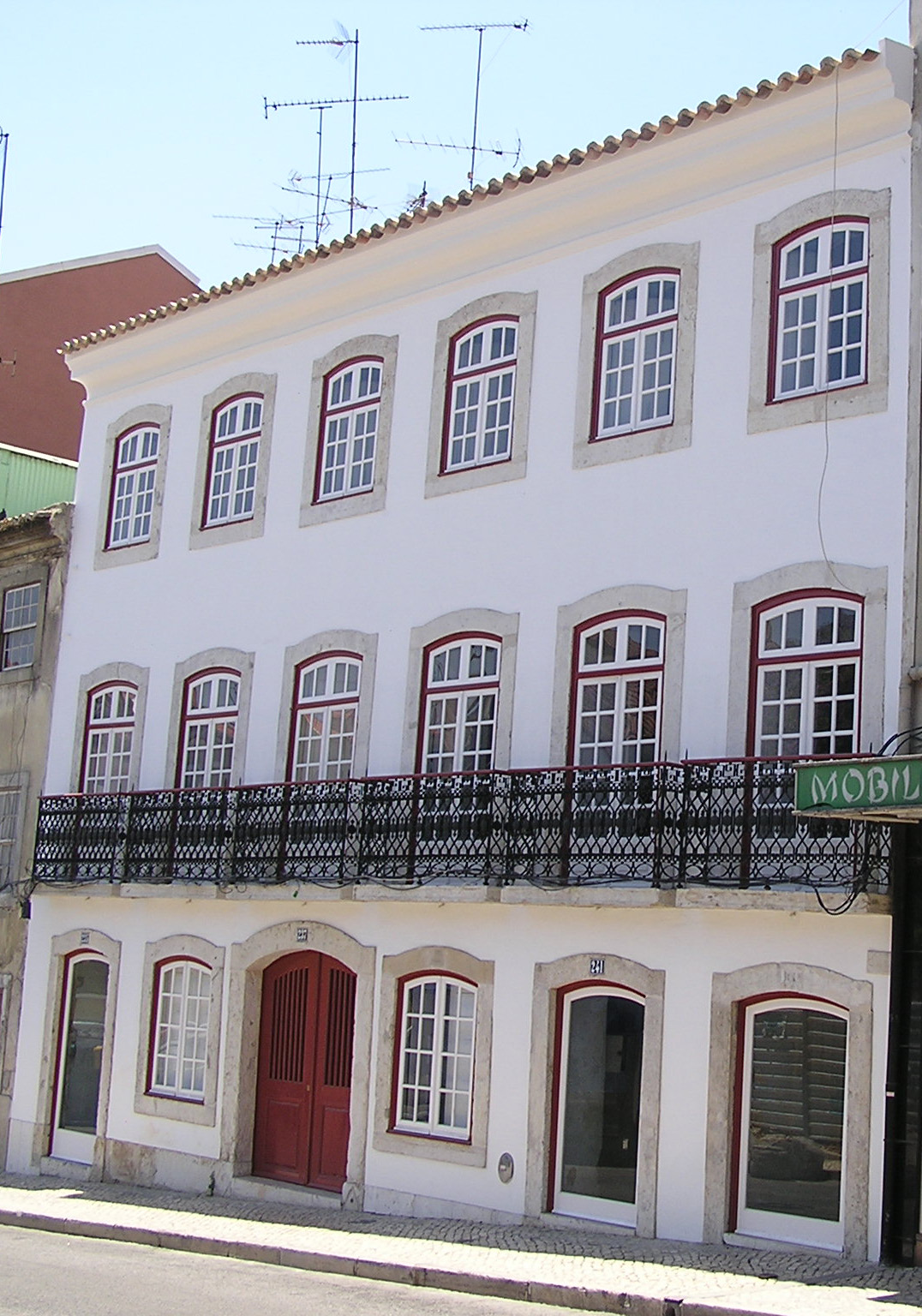 Edif&iacute;cio na Rua de S&atilde;o Bento n&ordm; 235 / 241