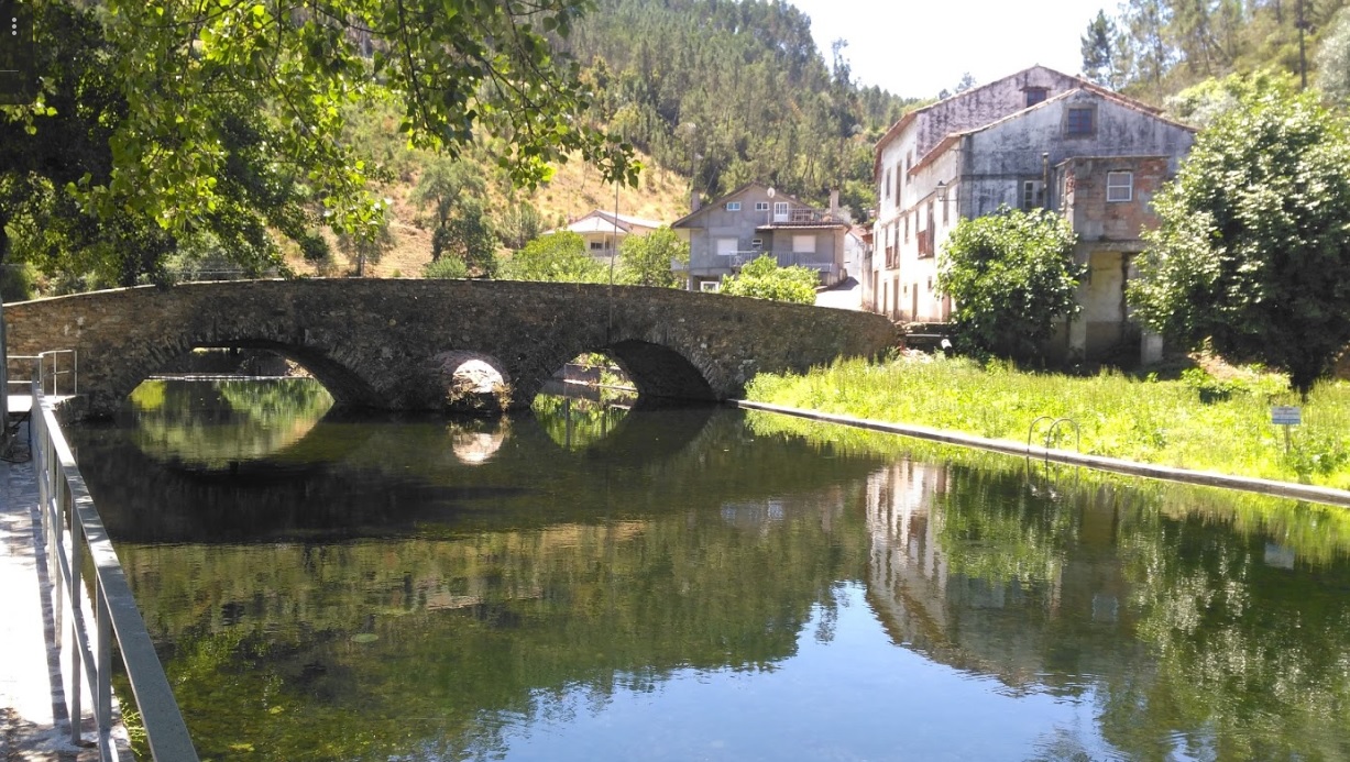 Espa&ccedil;os de apoio e envolvente da praia fluvial em Alvares