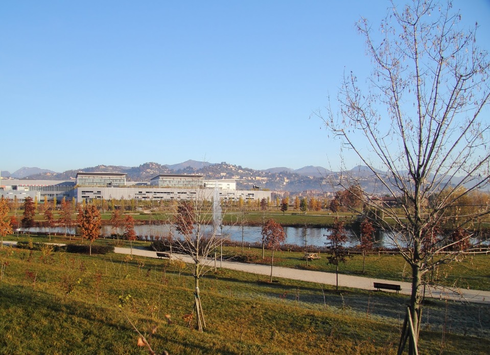 Edif&iacute;cio polivalente para parque urbano em Bergamo