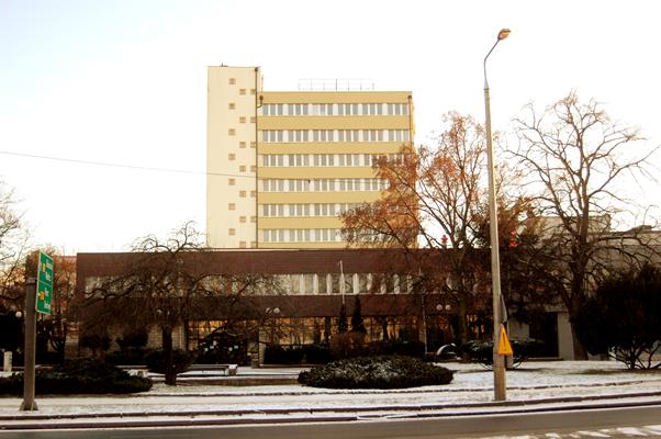 Adapta&ccedil;&atilde;o de edif&iacute;cio para usos culturais na Pol&oacute;nia
