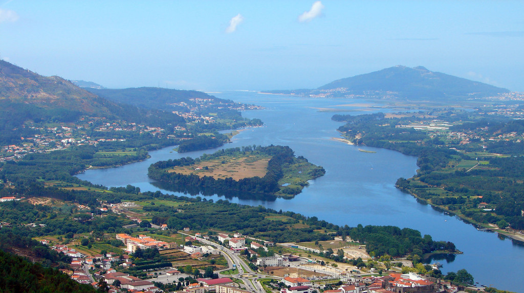Ponte pedonal no rio Minho