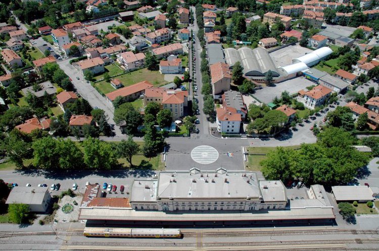Pra&ccedil;a e centro cultural na fronteira entre It&aacute;lia e Eslov&eacute;nia