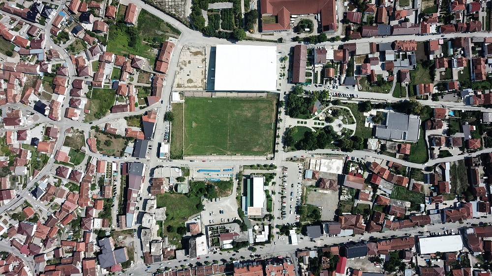 Pra&ccedil;a central em Rahovec, Kosovo